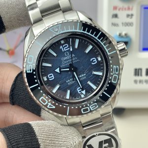 Alternative view of VR Super New Release—The Omega Seamaster 6000M Professional Diver's Watch. Its overall design aesthetic and proportions pay homage to the iconic Seamaster 600, featuring a slightly domed sapphire crystal that enhances water pressure resistance. Perfect for swimming and everyday diving!  The ceramic bezel incorporates liquid metal filling technology—an industry-exclusive design whose tactile richness will make it impossible to put down!  All applied elements on the hands and hour markers feature ultra-bright luminescence, ensuring you shine brightest in the dark!  Measuring 45.5×18mm, the watch appears surprisingly sleek from the side thanks to the layered design of the bezel, case, and caseback.  The screw-down caseback ensures superior water resistance, eliminating the need for a display back. Instead, each model features a laser-etched, permanent Poseidon emblem on the caseback.  Powered by the exclusive Cal.8912 integrated movement, the solid caseback leaves no room for flaws. The strap incorporates ergonomic design, and the clasp features micro-adjustment functionality.  Entirely molded from original molds, this watch is packed with intricate details—a VR production, guaranteed to be a masterpiece!